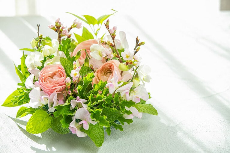 「桜の小道アレンジ」所要時間90分、レッスン時間6,050円。旅立ちのシーンが多い3月に、明るい未来を願って、桜の小道をイメージしたアレンジメント。