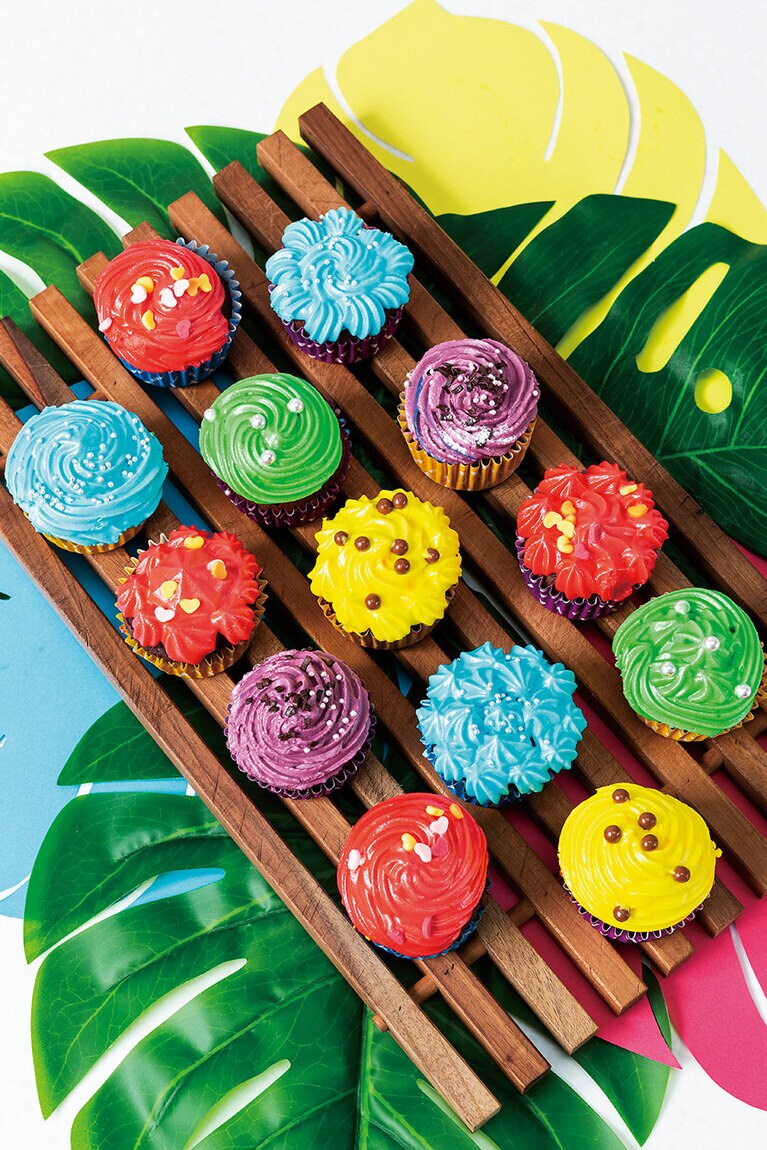 チョコレートのカップケーキの中に、ラズベリーソース、バニラソース、チョコチップ、ハート型のシュガーなど、様々なソースやコンディメントが忍ばされている「カラフルギミックケーキ」。何が当たるかは、お楽しみ。