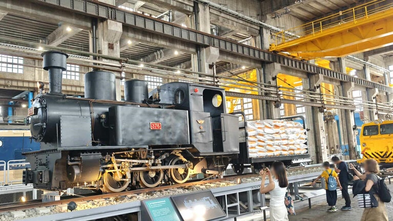 懐かしさと親しみを感じさせる車両の前で記念撮影をする人々が絶えません。