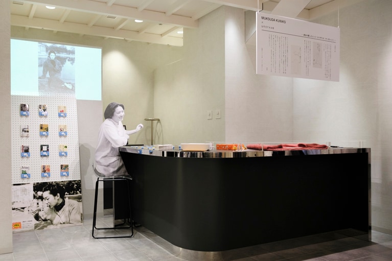 手帳やショールなど、貴重な遺品の展示も。