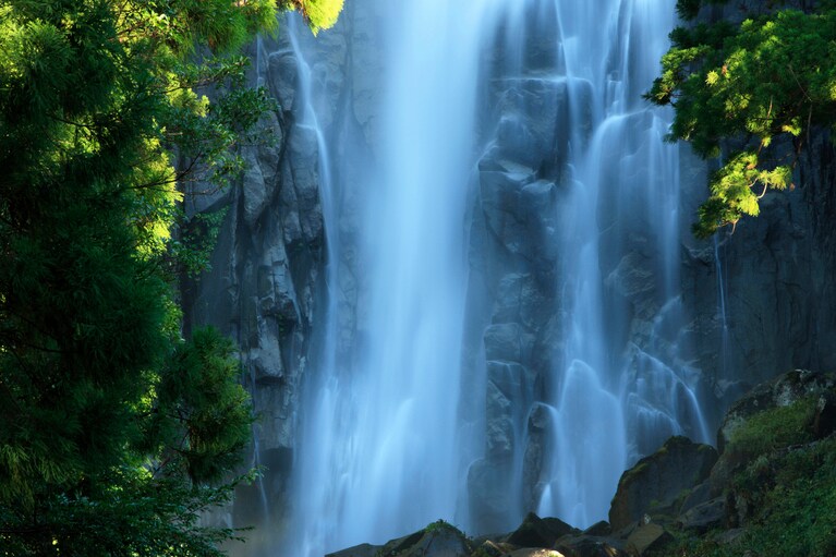 滝のマイナスイオンは癒やし効果抜群。日本三名瀑のひとつ「那智の滝」など、ぜひ訪れてみて。写真：GYRO_PHOTOGRAPHY/イメージマート