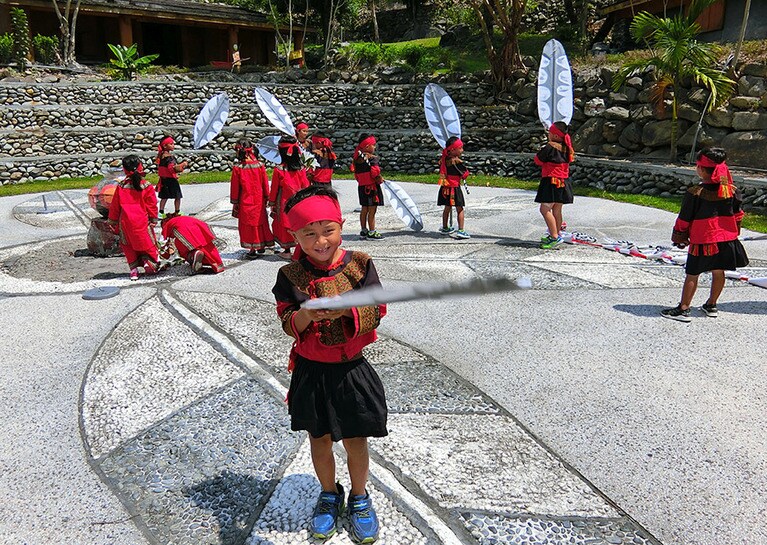 集会所では、幼稚園児たちがお祭りに向けて踊りの特訓中。
