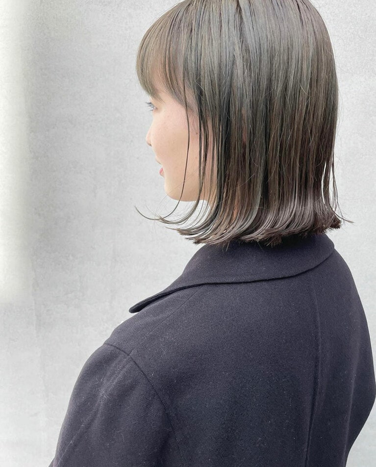 一見ナチュラル、実はブリーチ済の透明感爆上がりグレージュ。