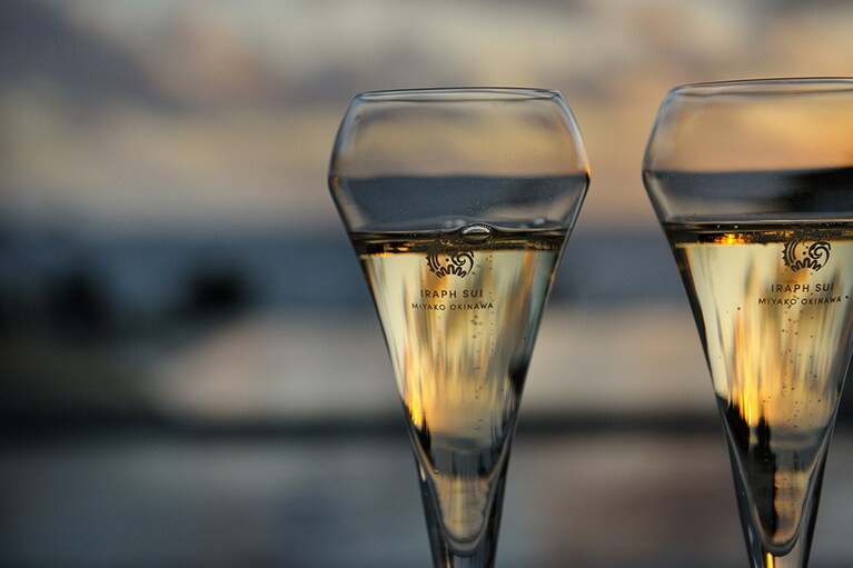 シャンパンを好きなだけ味わいながら、夕暮れの美しい光景を満喫。