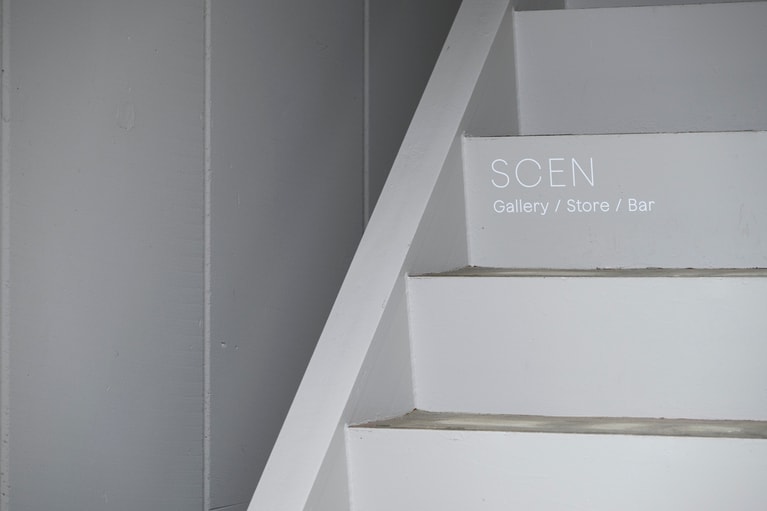 2階建ての店舗は淡路市・志筑の住宅街の中にひっそりと佇む「SCEN」。