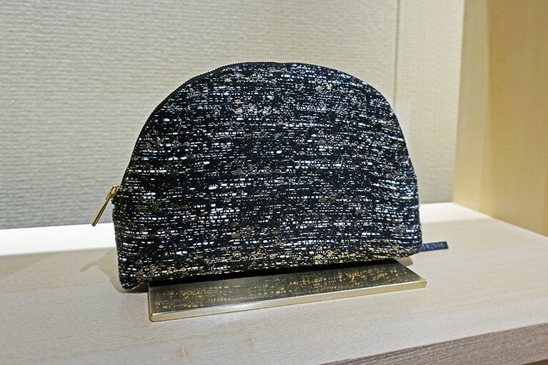 ポーチ ハーフムーン「Bubbles」 21,000円。