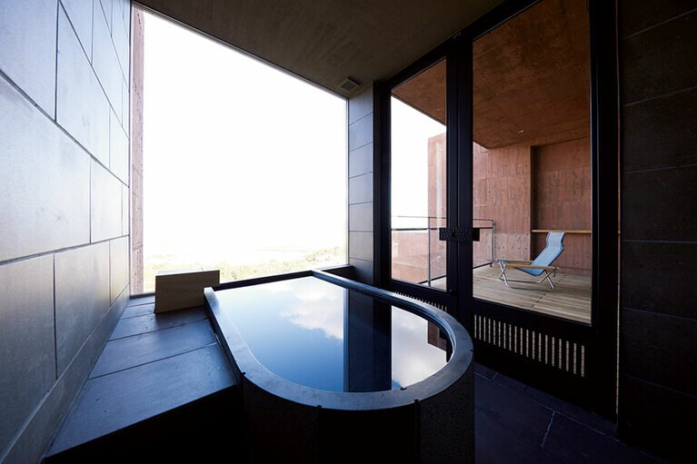 別府八湯のひとつ、堀田温泉の掛け流し風呂を全室に備える。／GALLERIA MIDOBARU［大分・別府］