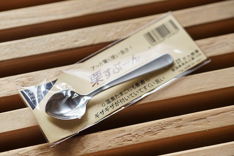 「栗すぷーん」は、実をすくい出しやすいギザギザつき。165円。