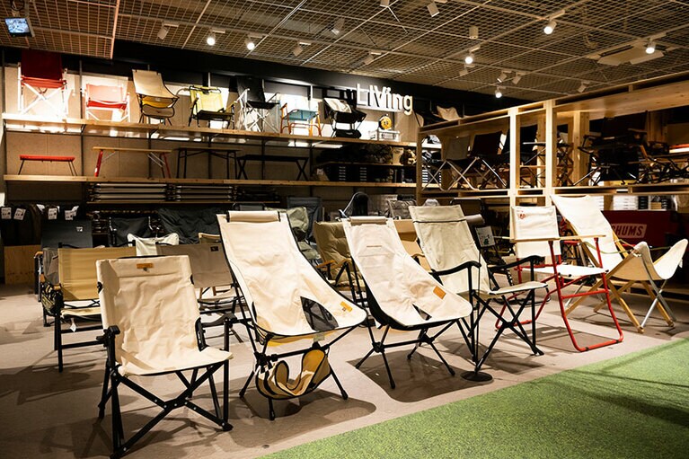 おしゃれで機能性が高く、座り心地のいいチェアーが売り場いっぱいに並んでいます。