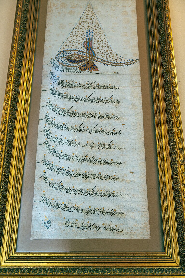 廊下に展示されている公式文書。オスマン・トルコ語の美しいカリグラフィで書かれている。