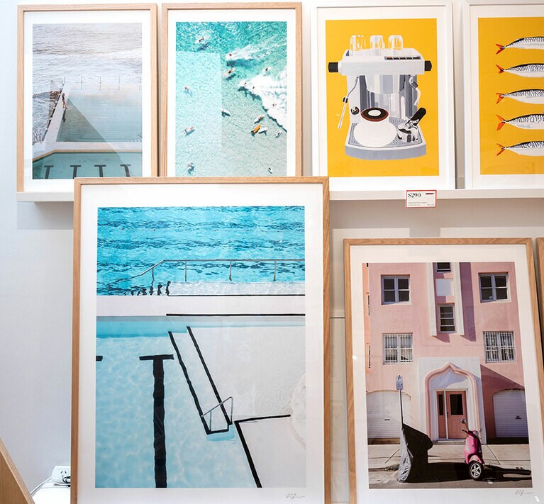 現在10数人のアーティストの作品を取り扱い。小さな作品で$25～。