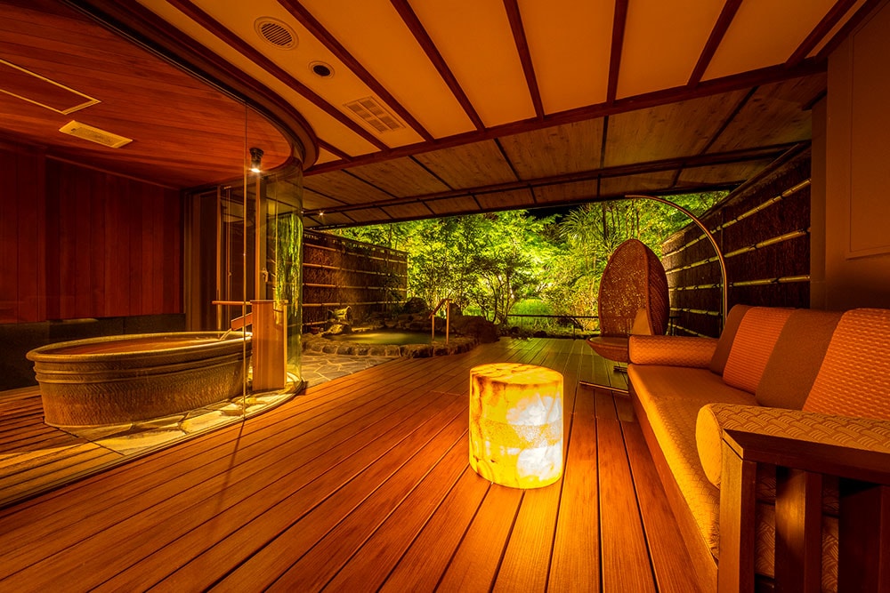 温泉の湯舟とリビングが一体化したオープンテラスのある客室「TSUKI」。お湯も朝夕の眺めも絶佳。