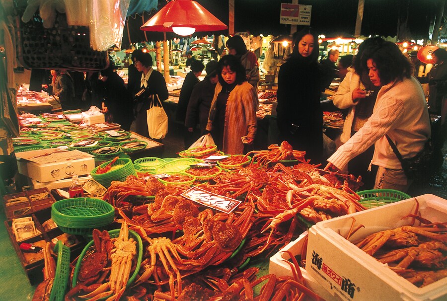 石川県内の各漁港に水揚げされた新鮮なカニが店先に並ぶ近江町市場。