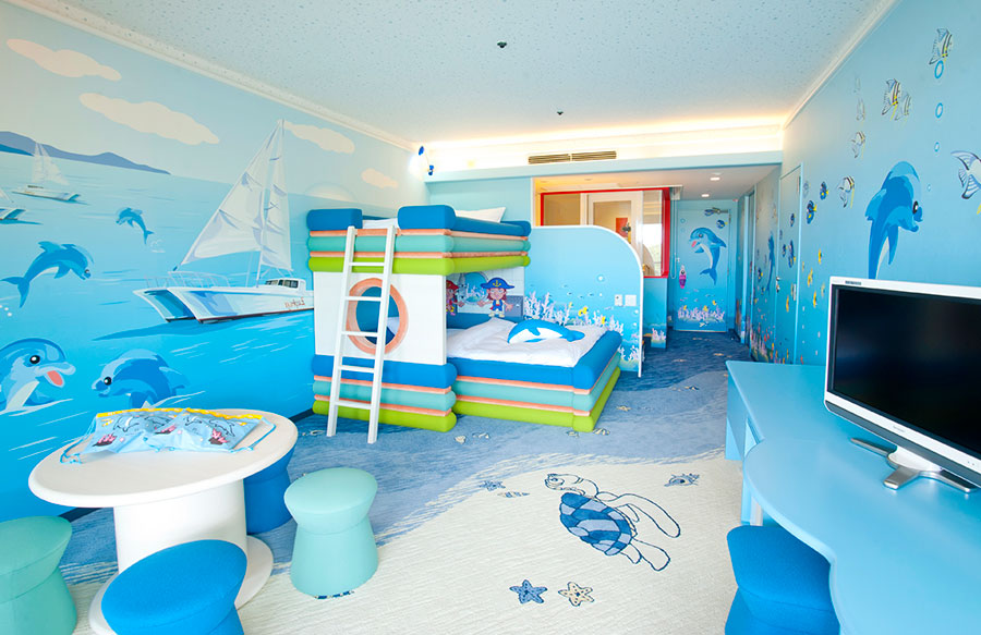 壁に描かれたイルカのイラストと2段ベッドがお子さんに大人気のフリッパーズコネクティングルーム。