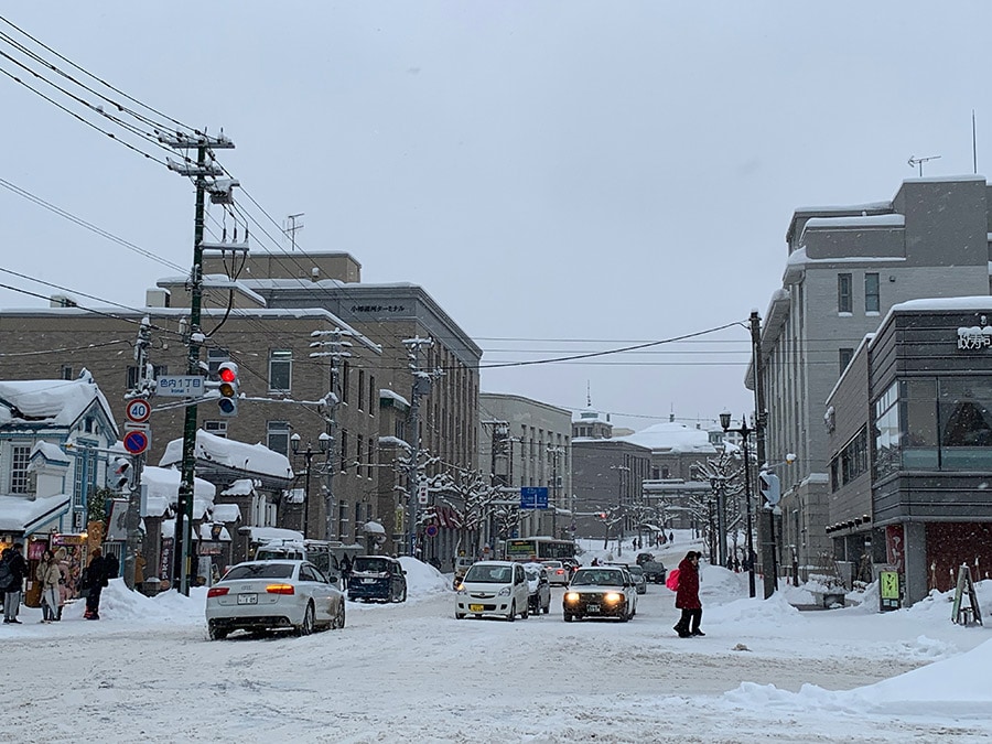 この日は朝から雪が降り、市内の大通りもまっ白な雪で覆われた。電線にも雪が積もっている。