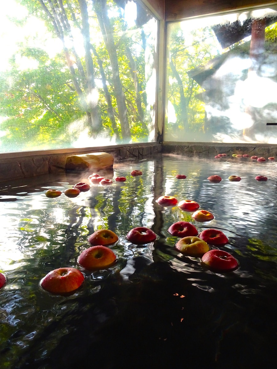 りんごがプカプカ浮かぶ「初恋りんご風呂」。11:30～14:00は日帰り入浴もできる。入浴料1,000円。