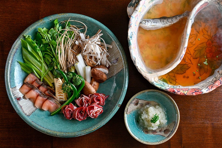 冬から春へ、季節の移ろいを表現した鍋料理「桜牡丹鍋」。