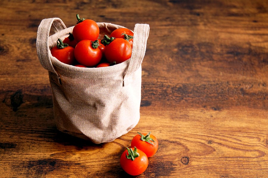 トマトを冬にたくさん食べるべきではない理由／写真提供　アフロ