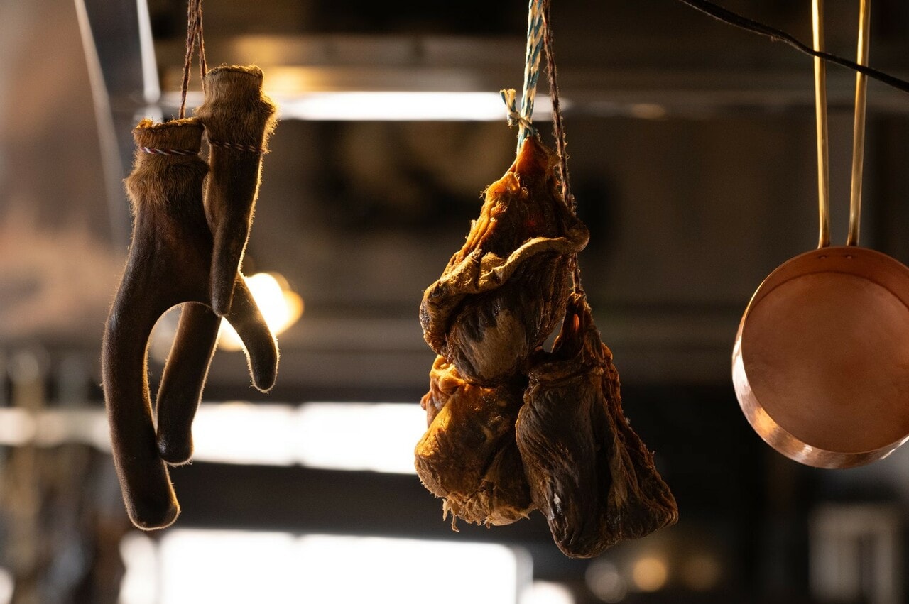 ソースパンとともに厨房に吊るされていた鹿角とシャルキュトリ。