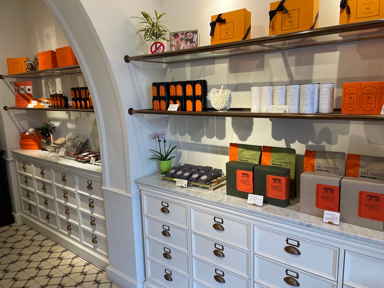 専用スペースには、さまざまな商品がぎっしりと並んでいます。一つひとつのアイテムについて説明を受けながら購入できるのもうれしいポイント。