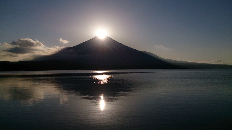 山中湖から見るダイヤモンド富士。