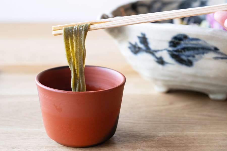 へぎ蕎麦のように緑がかっている平細打ちうどん。磯の香りや風味、喉ごしをするりと。