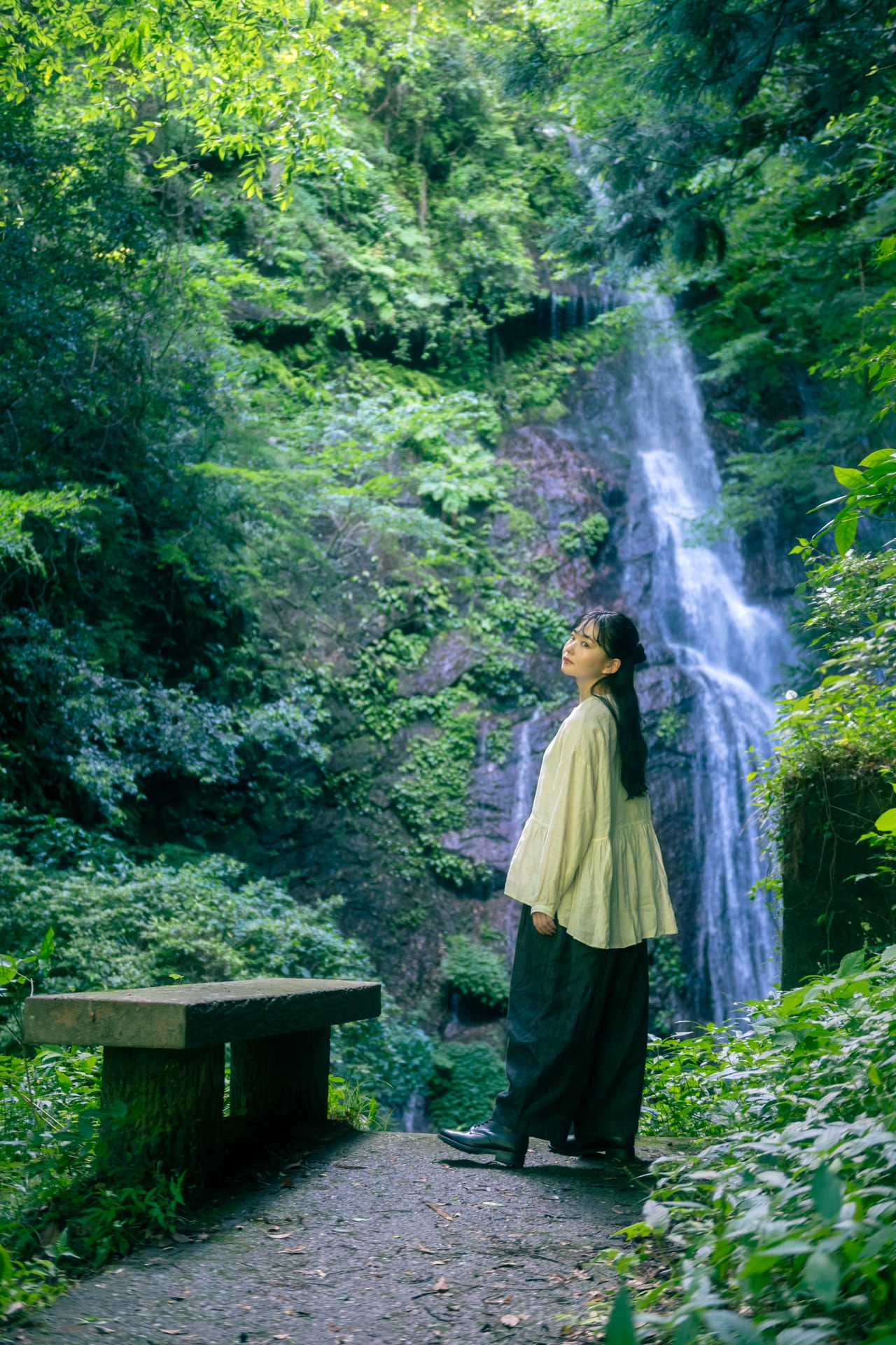 ひんやりと涼しく、静寂に包まれた森の中で、滝がパワフルに岩とぶつかり大きな水しぶきを上げる光景は神秘的。