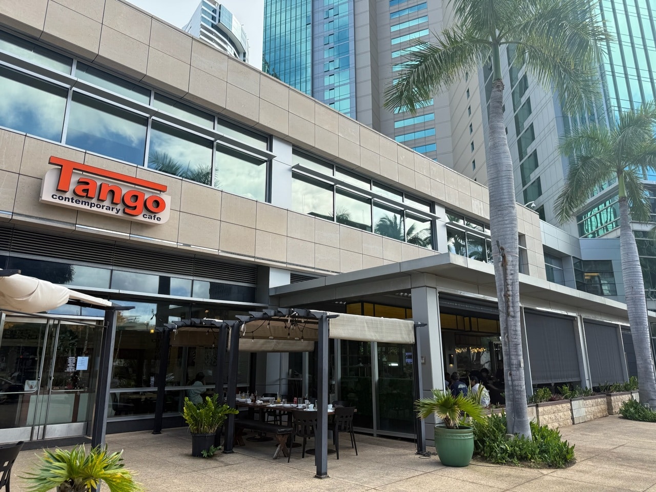 オレンジ色の看板が目印。