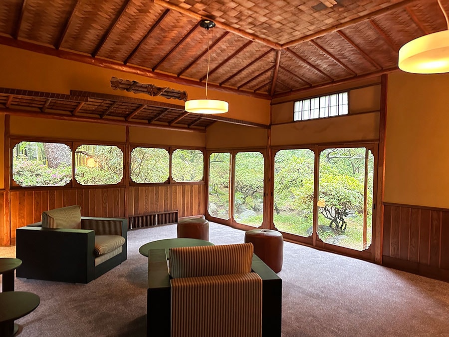 宿泊者専用のラウンジとなる「昭和の間」。角の丸い窓、2種類の網代天井や欄干が美しい。