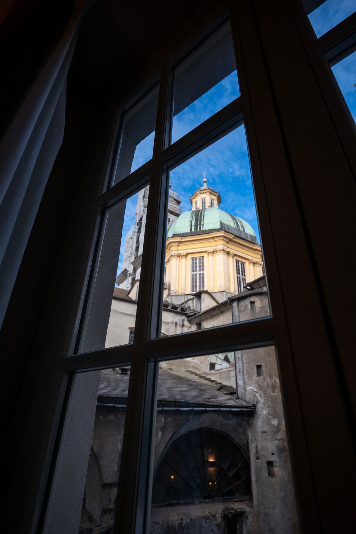 ジェノヴァ最古の教会の一つ、ヴィーニェ教会はホテルのすぐ隣。