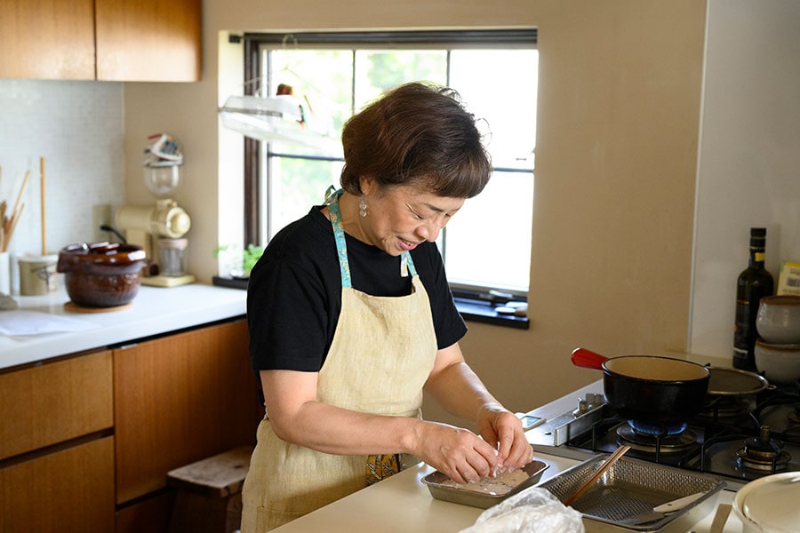 唐揚げを揚げる飛田さん。