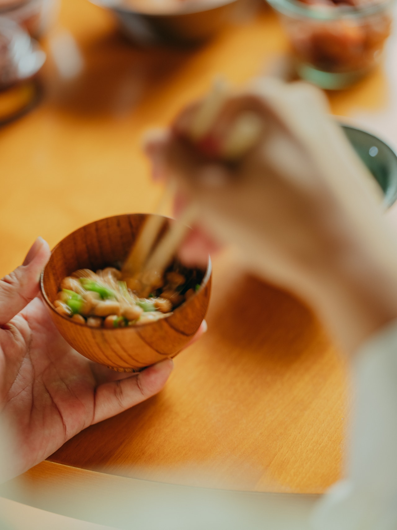 2024.9.22 熊本県山鹿市。納豆に塩をふり、刻んだ葱とかき混ぜる。これだけでご馳走になる。