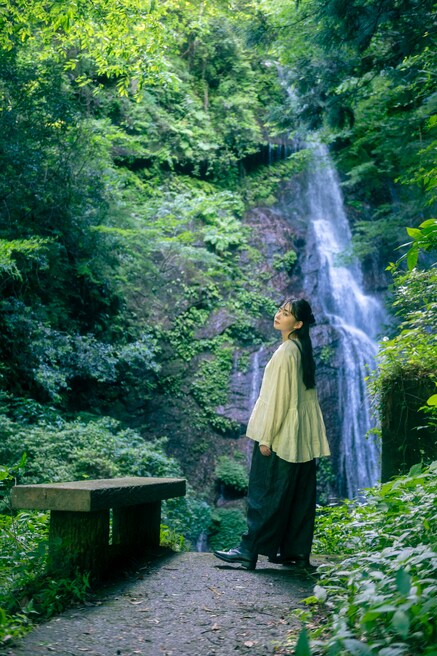 【俳優・山田杏奈がネストローブをまとう】徳島の風が肌に触れる“心地よさの源泉”を巡る旅