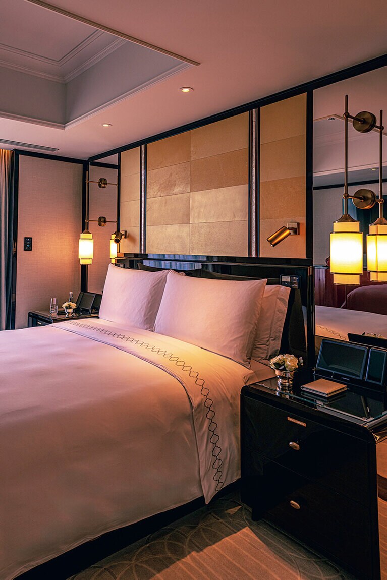 気品あるベッドルーム。フロントへの連絡などはすべて自社開発のタッチパネルで。