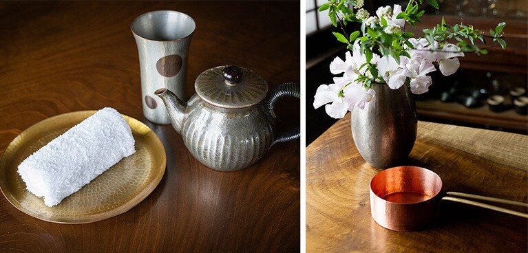 左のプレート、急須、カップは、200年の伝統を受け継ぐ「玉川堂」の鎚起銅器。滑らかで美しい光沢を放つ花器とソースパンは「玉川堂」から独立した大橋保隆さんによる鎚起銅器。