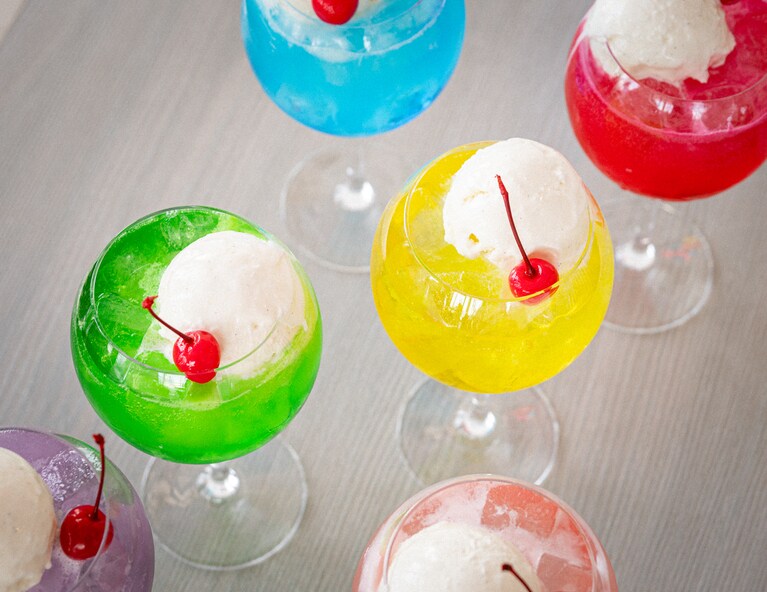 推し活に人気のカラフルなクリームソーダ。全6色各880円。