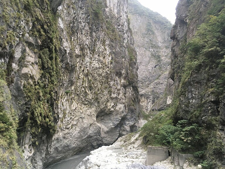 峡谷内の至るところに、荒々しい景色が広がっています。