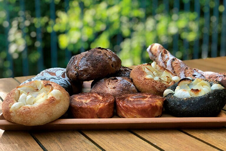 天然酵母を使ったフォカッチャやバゲットなど焼きたてのパンを味わえる。／箱根リトリート före［神奈川・仙石原］
