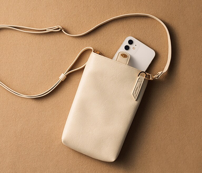 サリスティ ショルダーポーチ アイボリー 5,280円／Hamee ※幅14×奥行き3.8×高さ20cm