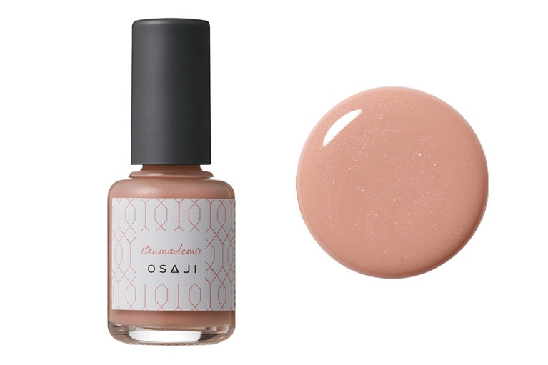 44 Itsumademo〈いつまでも〉。ニュートラルなベージュにピンクラメ入り。血色感もあるので、辛口でなくエレガントで優しさもあるベージュ。