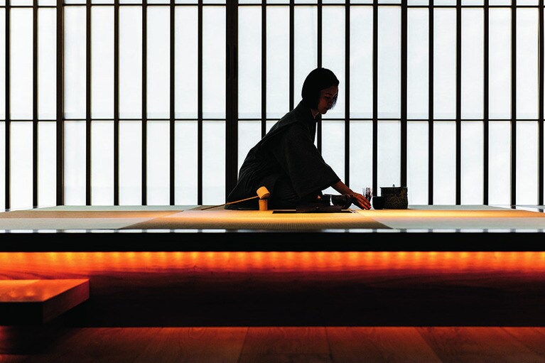 【星のや東京】日本らしいアクティビティも星のや東京の魅力。茶の湯の所作を学び、日本のおもてなしや茶の湯の精神を体感。Photo: Wataru Sato