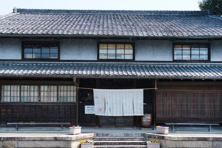 福知山城の北側、大正時代の建築美を今に伝える京都府の指定文化財（旧松村家住宅）の敷地面積は840坪。「足立音衛門」は店舗として利用している母屋はじめ9棟の建物が高低差のある敷地内に建つ。