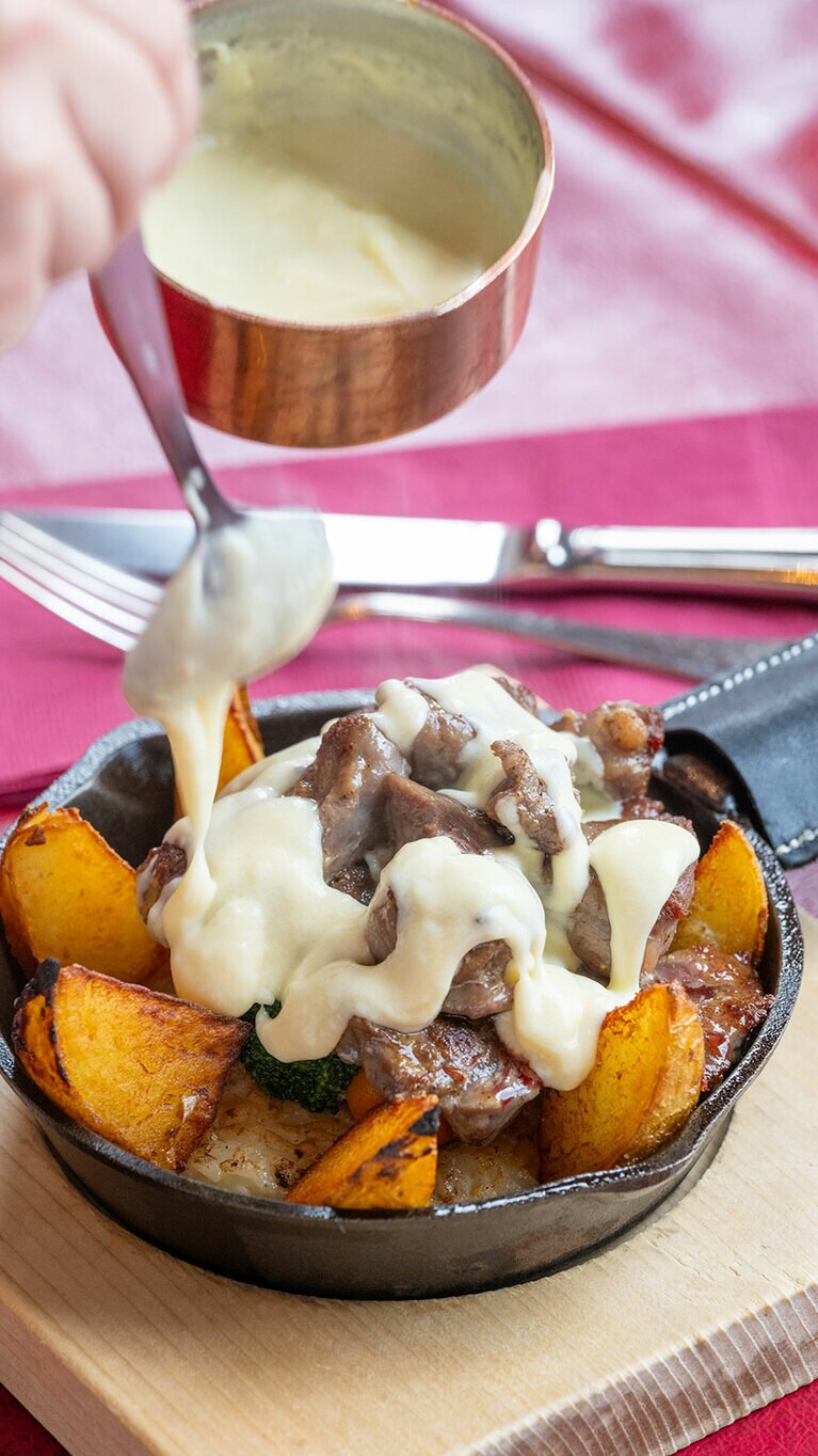 たっぷりと自家製チーズソースをかけて召し上がれ。