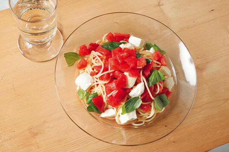 あえるだけでお店の味に。そうめんで作ってもおいしい！　編集担当者は、このレシピと出合ったことで、家でも頻繁に冷製パスタを作るようになったそう。