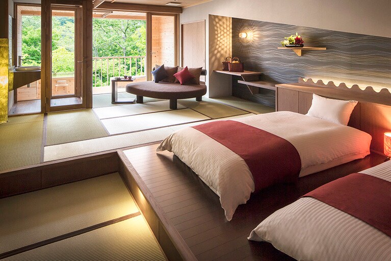 星野リゾート 奥入瀬渓流ホテル［青森／奥入瀬渓流温泉］渓流和室 露天風呂テラス付。