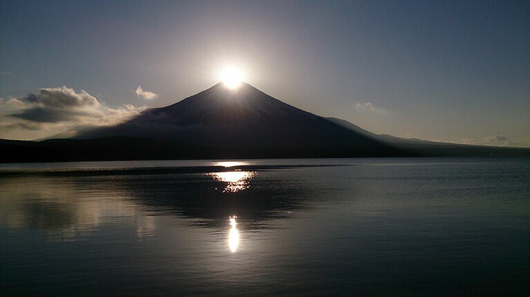 【山梨県】山中湖から見るダイヤモンド富士。