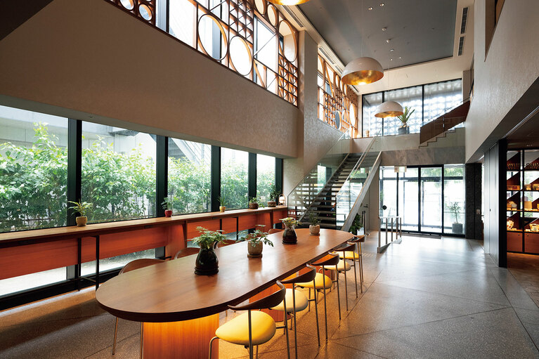 開放的な空間が広がる「OMO5沖縄那覇 by 星野リゾート」のロビー。