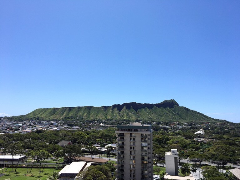 マスミさんのヨガスタジオからはダイヤモンド・ヘッドが一望できる。