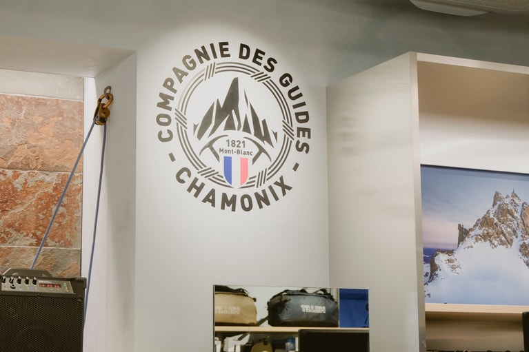 渋谷店の1階には、パートナーシップを組むフランス・シャモニーガイド協会のエンブレムがディスプレイされている。