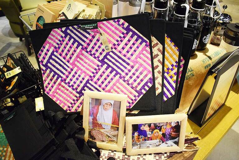 パンダンや松の葉を細く割き、乾かしてカラフルに色づけ。それを編んで作った製品を「ムンクアン」と呼ぶ。ランチョンマット 各21.60リンギット。